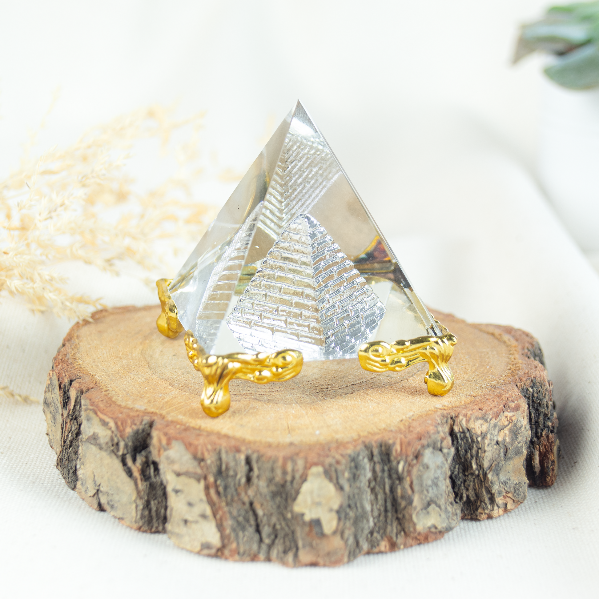 Feng Shui Pyramide mit Füßen