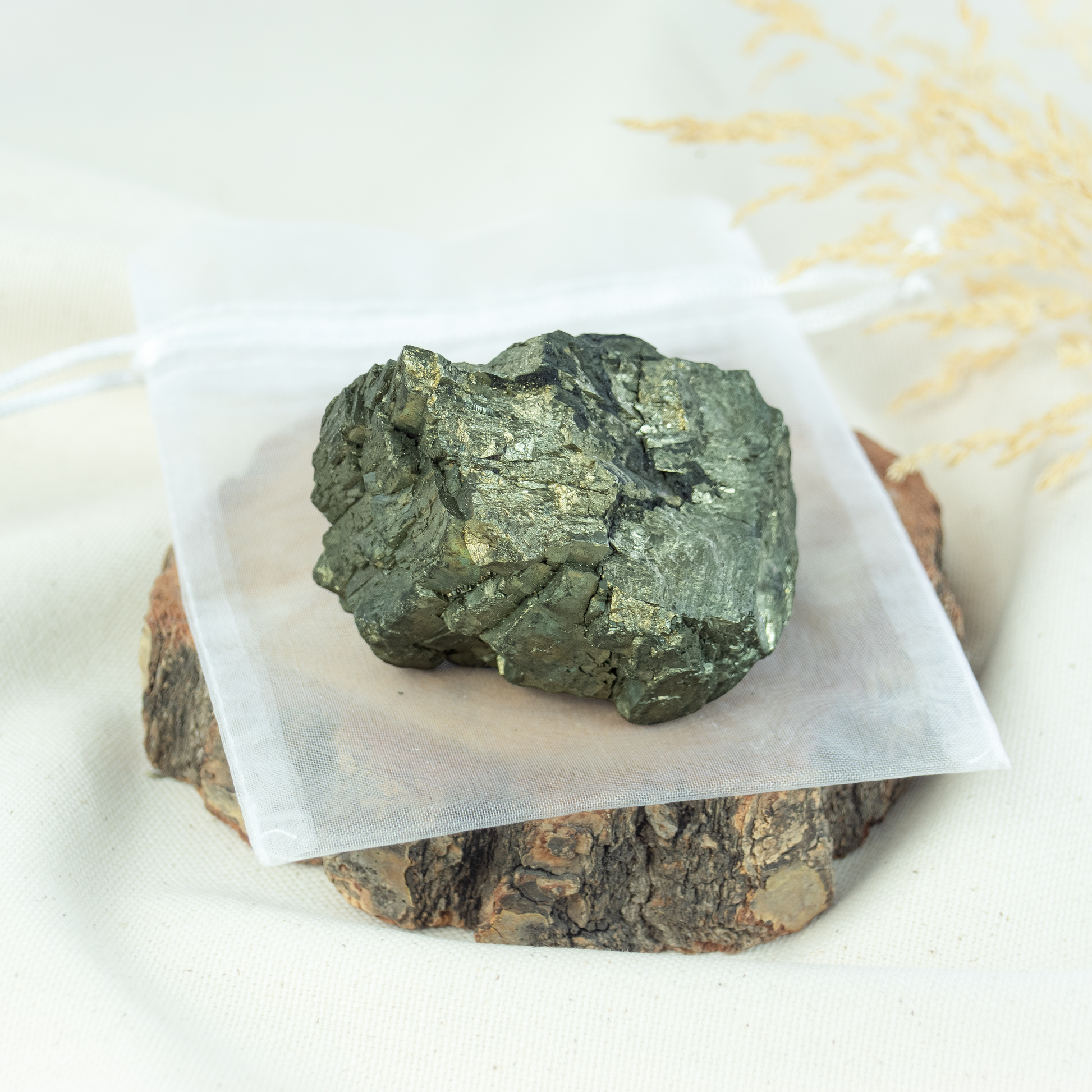 Pyrit Rohstein (ca. 250g, Maße: 5,8 cm x 5 cm x 4 cm)